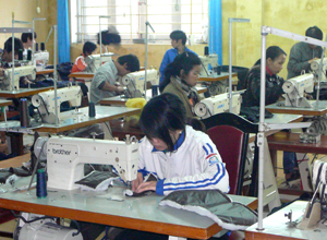Thanh niên lao động nông thôn tham gia lớp học nghề may công nghiệp tại Trung tâm dạy nghề huyện Yên Thủy.