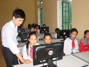 Thầy giáo Nguyễn Mạnh Hùng, trường THCS Đông Lai đã có nhiều đóng góp vào các giải học sinh giỏi giải toán trên máy tính cầm tay cấp tỉnh và toàn quốc khu vực miền Bắc của huyện Tân Lạc.
