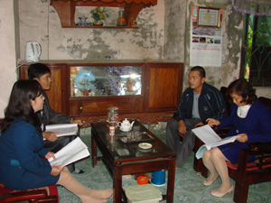 Công tác điều tra, khớp nối các số liệu PC được Ban chỉ đạo PCGD huyện coi trọng. (Trong ảnh: Gặp gỡ hộ dân ở xã Trung Sơn, huyện Lương Sơn).