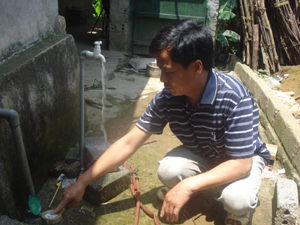 Người dân xóm Quê Kho được hưởng lợi công trình nước sinh hoạt thuộc Chương trình 135.

