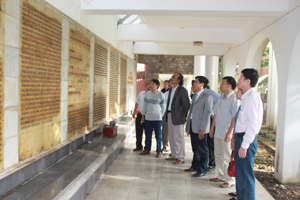 Đoàn cán bộ Hội Nhà báo tỉnh thăm viếng nghĩa trang liệt sỹ Điện Biên Phủ.

