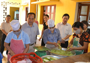Đồng chí Bùi Văn Cửu, Phó Chủ tịch TT UBND tỉnh, Trưởng BCĐ liên ngành về vệ sinh ATTP tỉnh và đoàn công tác kiểm tra bếp ăn tại Trường MN Unicef.