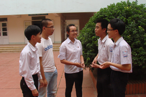 5 học sinh chia sẻ niềm vui sau thành công kỳ thi Ô-lim-píc toán học Hà Nội mở rộng năm 2013.

