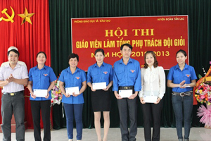 Ban tổ chức trao phần thưởng cho các thí sinh đoạt giải tại hội thi.

