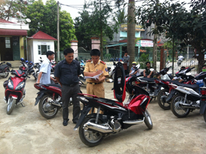 Người dân huyện Yên Thủy đến làm thủ tục đăng ký xe tại Công an huyện.

 

