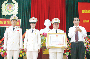 Thừa ủy quyền Chủ tịch nước đồng chí Nguyễn Văn Quang, Phó Bí thư TT Tỉnh ủy, Chủ tịch HĐND tỉnh trao Huân chương Bảo vệ Tổ quốc hạng ba cho phòng Bảo vệ chính trị Công an tỉnh.