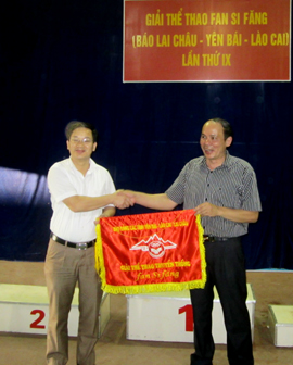 Lãnh đạo Báo Hòa Bình nhận cờ luân lưu đăng cai giải thể thao Phanxiphan lần thứ 10 năm 2014.