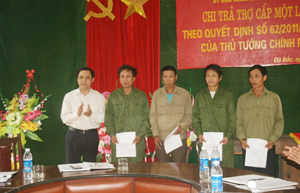 Lãnh đạo UBND huyện Đà Bắc trao quyết định chi trả chế độ cho các đối tượng theo Quyết định 62/2011/QĐ – TTg.