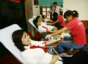 Cán bộ, ĐV - TN hội sở và các Chi nhánh Agribank trên địa bàn thành phố Hòa Bình hiến máu tình nguyện.