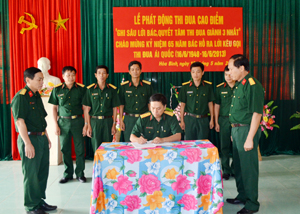 Đại diện các khoa, phòng của Trường Quân sự ký kết giao ước thi đua cao điểm.