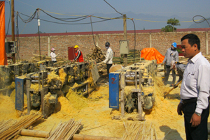 Nhà máy sản xuất chiếu trúc và ván ghép thanh bằng tre tại xã Chiềng Châu (Mai Châu) tạo việc làm cho hơn 300 lao động địa phương.