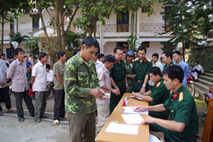 Ban chỉ đạo 62 huyện Lạc Sơn tổ chức chi trả trợ cấp 1 lần theo Quyết định 62/QĐ-TTg đợt 1 cho 412 đối tượng.