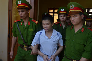 Với hành vi phạm tội của mình, Đinh Văn Dư đã bị Hội đồng xét xử TAND tỉnh tuyên phạt 10 năm tù giam.