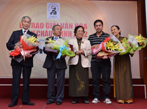 Hoạ sĩ Vũ Đức Hiếu (thứ 2 từ phải qua) tại lễ nhận Giải thưởng văn hoá Phan Châu Trinh tại thành phố Hồ Chí Minh.