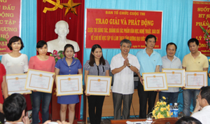 Đồng chí Hoàng Thanh Mịch, TVTU, Trưởng ban Tuyên giáo Tỉnh ủy trao giải cho các tác giả, tác phẩm Báo Hòa Bình.