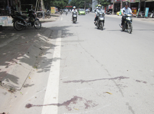 Hiện trường vụ xô xát với nhiều vết máu còn vương vãi trên nền đường tại tổ 5, phường Đồng Tiến, thành phố Hoà Bình.