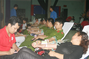 Các tình nguyện viên tham gia hiến máu tại ngày hội hiến máu huyện Kim Bôi đợt I, năm 2013.