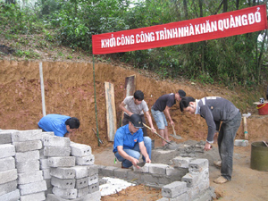 Mới đây, từ nguồn quỹ “Kế hoạch nhỏ”, Hội đồng đội tỉnh, huyện Tân Lạc tiếp tục hỗ trợ gia đình em Bùi Bá Khiêm, học sinh lớp 7, trường THCS Do Nhân có được ngôi nhà mới.