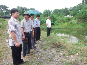 Đoàn công tác kiểm tra mực nước và hiệu quả hoạt động của bai La (xã Cao Thắng).