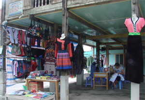 Nhà sàn Thái cùng các nét văn hoá đặc sắc đang được người dân bản Lác (Chiềng Châu) nâng giữ, phát huy trong phát triển du lịch.