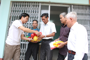 Các cơ sở hội nhận lợn nhựa tại Ban đại diện Hội NCT huyện.