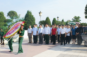 Đoàn đại biểu lãnh đạo tỉnh dâng hương tại tượng đài Bác Hồ.
