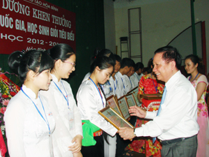 Đồng chí Bùi Văn Tỉnh, UVT.Ư Đảng, Chủ tịch UBND tỉnh, trao bằng khen của UBND tỉnh cho các em học sinh đoạt giải tại kỳ thi học sinh giỏi quốc gia lớp 12 năm 2013.