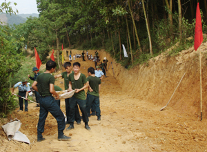 Cán bộ, đảng viên Ban CHQS huyện Kỳ Sơn tham gia làm đường GTNT, xây dựng “Làng, bản văn hóa, quốc phòng” tại xóm Mon, xã Phúc Tiến.