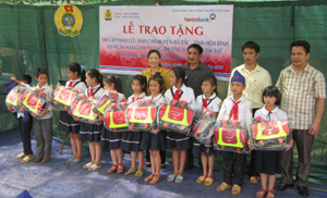 500 học sinh các xã vùng hồ huyện Đà Bắc được tặng cặp phao cứu sinh.

