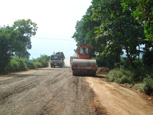 Từ phong trào hiến đất ở huyện Lạc Thuỷ, tuyến quốc lộ 21 đang được khẩn trương thi công đảm bảo tiến độ, đến nay đã hoàn thành 11 km.