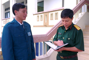 Anh Nguyễn Mạnh Hùng, Chỉ huy trưởng Ban CHQS xã Cư Yên (Lương Sơn) trao đổi kinh nghiệm công tác vận động quần chúng với các đơn vị bạn.