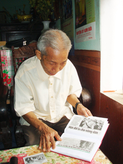 Ông Bùi Văn Thông luôn giữ gìn cuốn sổ sưu tầm những bức ảnh về Bác Hồ như một đồ vật quý giá trong gia đình.