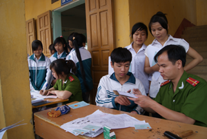ĐV- TN Công an tỉnh tỏ chức đợt hoạt động tình nguyện, làm thủ tục cấp giấy CMND cho học sinh và nhân dân tại xã Bảo Hiệu (Yên Thuỷ). Ảnh Ngô Thuỷ.