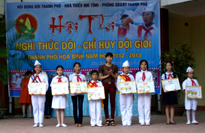 Đại diện lãnh đạo Tỉnh đoàn trao giải cho các em thí sinh đạt giải tại phần thi Chỉ huy đội giỏi khối tiểu học.