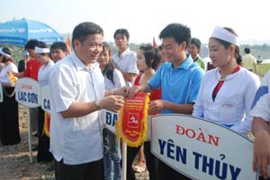 Đồng chí Hoàng Việt Cường, Bí thư Tỉnh uỷ trao cờ lưu niệm cho các đoàn VĐV.