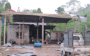 Hộ dân tổ 10, phường Chăm Mát (thành phố Hòa Bình) đang khẩn trưởng sửa chữa, lợp lại nhà ở.