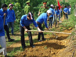ĐVTN tham gia làm đường giao thông tại xóm Thăng, xã Hoà Bình thiết thực hưởng ứng chiến dịch hè tình nguyện năm 2013.