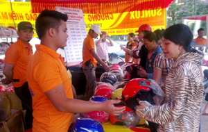 Người dân thành phố Hòa Bình tham gia hưởng ứng chương trình đổi mũ bảo hiểm cũ, kém chất lượng.