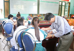 Các y, bác sỹ Bệnh viện Nhi T.Ư lấy máu xét nghiệm bệnh tan máu bẩm sinh tại trường THPT Kỳ Sơn (Kỳ Sơn).