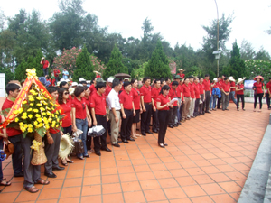 Lãnh đạo và tuổi trẻ Báo Đảng dâng hương, báo công tại Tượng đài Chủ tịch Hồ Chí Minh trên đảo Cô Tô.