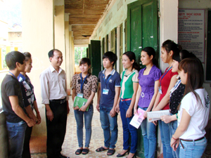 Các thầy, cô giáo và các em học sinh lớp 12 trường THPT Mai Châu trao đổi, chia sẻ về kỳ thi tốt nghiệp THPT năm 2013.