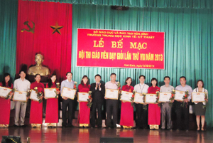 Lãnh đạo nhà trường trao giải cho các thí sinh đoạt giải tại hội thi.