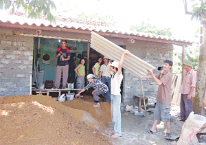 Xã Phú Cường (Tân Lạc) huy động cộng đồng sửa chữa, khắc phục hậu quả,  ổn định nơi ở cho hộ gặp thiên tai xảy ra vào trung tuần tháng 5.  Ảnh: B.M