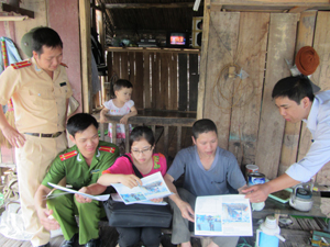 Ngư hộ xóm Vôi, xã Thái Thịnh (TPHB) được tuyên truyền, giáo dục các quy định về đánh bắt thủy sản.