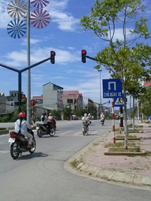 Người điều khiển giao thông ngang nhiên vượt đèn đỏ ở ngã tư Lê Thánh Tông – đại lộ Thịnh Lang.

