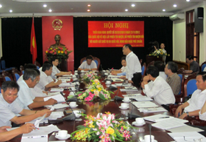 Đồng chí Đinh Duy Sơn, Phó Chủ tịch HĐND tỉnh điều hành hội nghị.