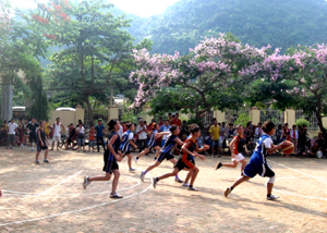 Trận đấu vòng bảng nữ THPT Giải bóng rổ học sinh năm 2013 tại trường THPT 19/5 (huyện Kim Bôi).

