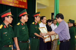 Thay mặt lãnh đạo tỉnh, đồng chí Bùi Văn Cửu, Phó Chủ tịch TT UBND tỉnh trao Bằng khen cho các tập thể và cá nhân.