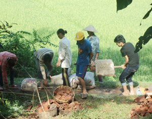 ĐV – TN xã Thượng Cốc tổ chức khởi công xây dựng Nhà Khăn quàng đỏ cho gia đình em Bùi Thị Nhàn.