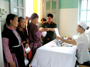 Thực hiện chính sách hậu phương quân đội, Ban CHQS huyện Mai Châu phối hợp với các đơn vị tổ chức khám bệnh, cấp thuốc miễn phí cho người dân xã Hang Kia.